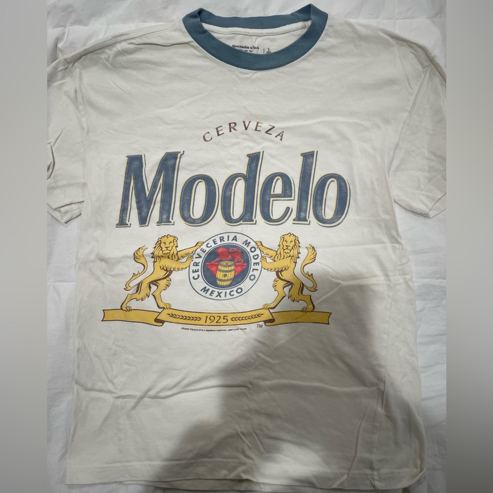 Modelo Abercrombie & Fitch Graphic